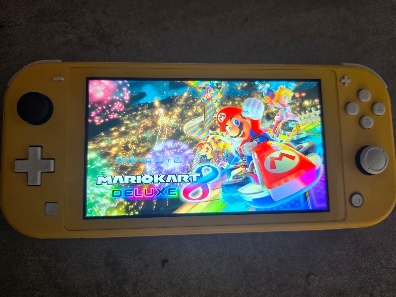 Gele Nintendo Switch Lite met Mario Kart 8 Deluxe gestart